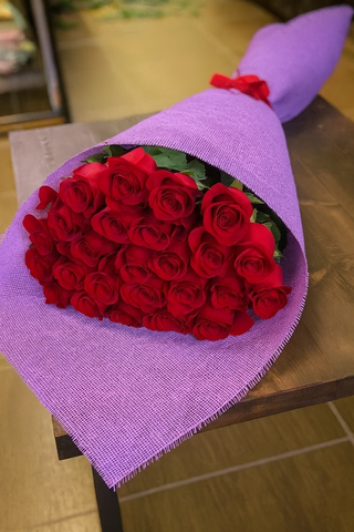 Букет из 25 красных роз сорта «Freedom» (80 см)