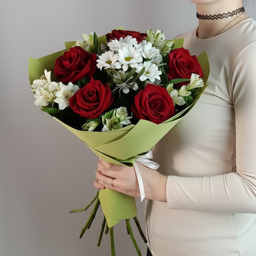 Букет из красных роз, кустовой хризантемы и альстромерии