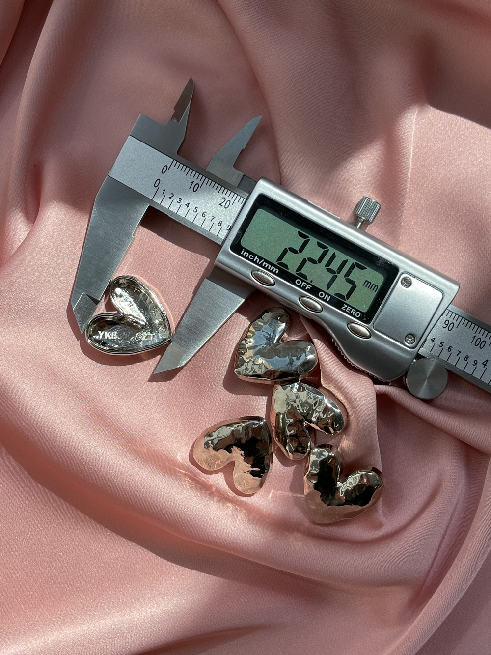 Пуговицы сердечки мятый металл серебро