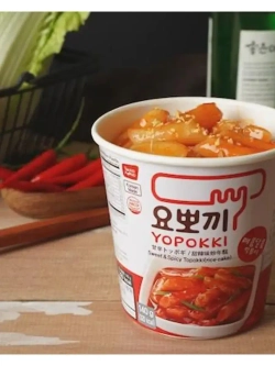 Рисовые палочки Topokki с остро-сладким соусом