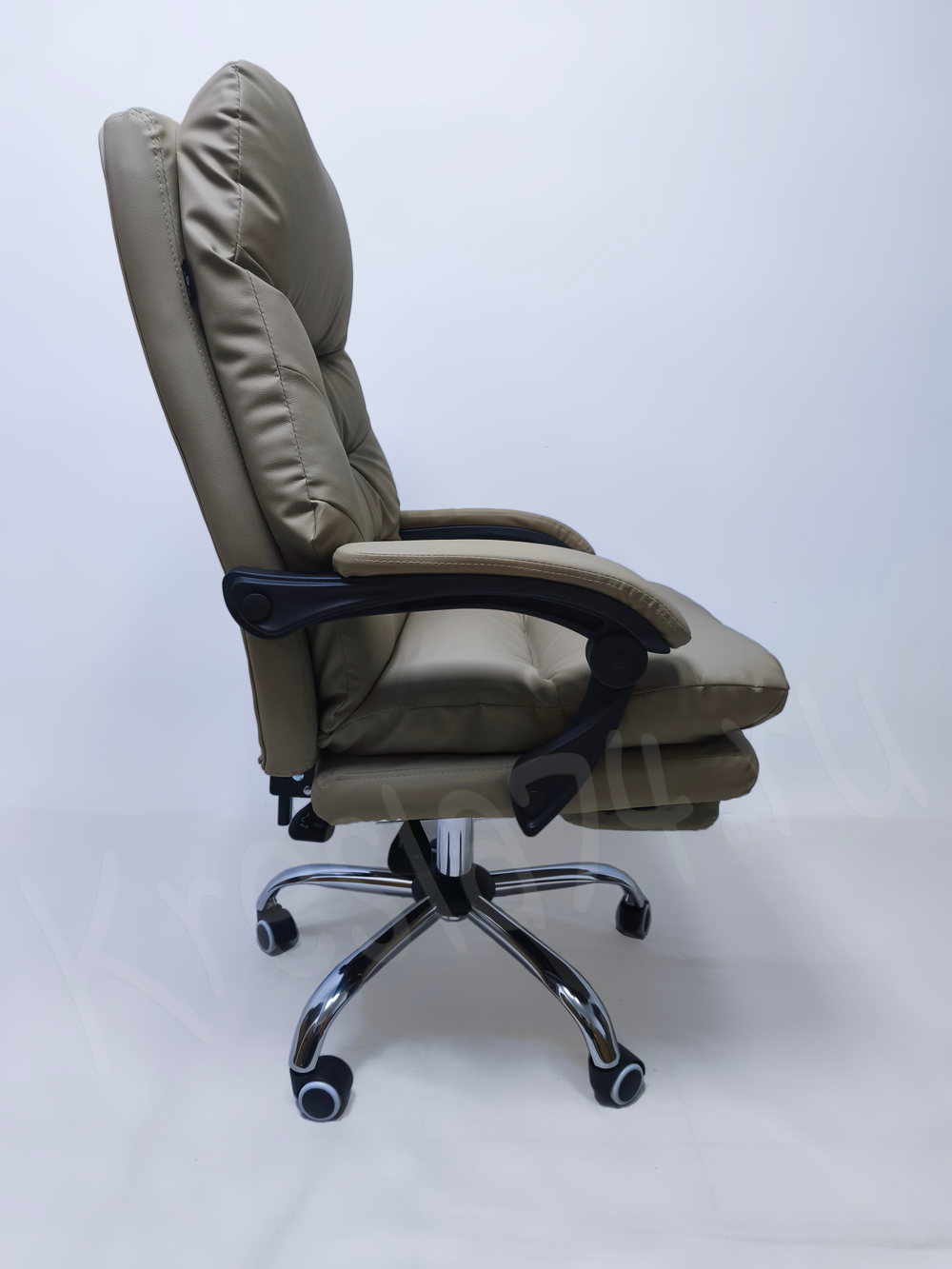 Кресло руководителя из эко кожи. Бежевый цвет