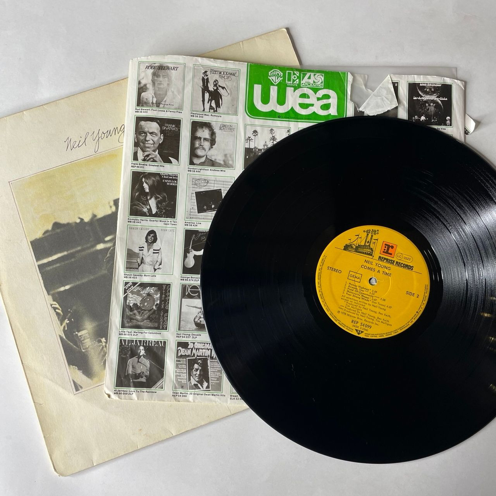 Винтажная виниловая пластинка LP Neil Young Comes A Time (Германия 1978)