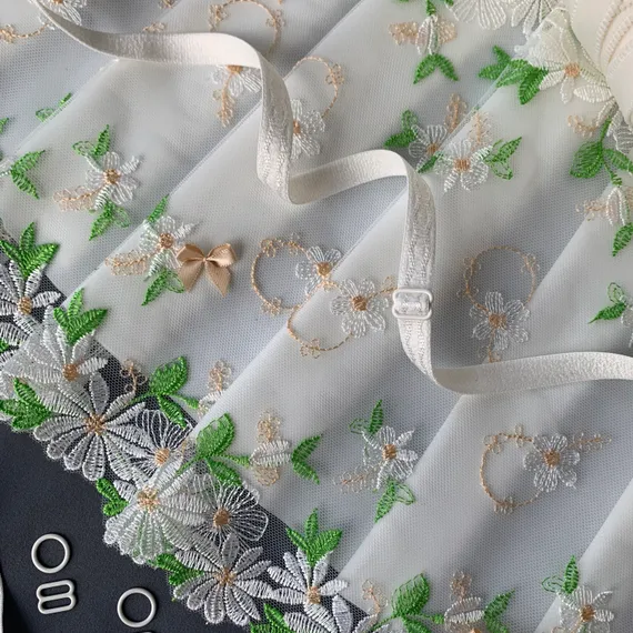 Вышивка на сетке бело-молочная ромашки 23 см