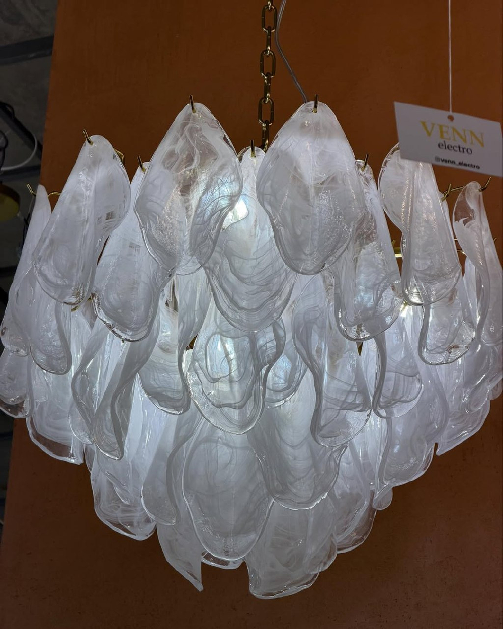 Подвесная люстра с каскадом полупрозрачных стеклянных лепестков,