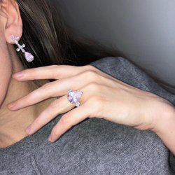 Серьги Petals, инкрустированные розовыми фианитами, – база вашего ювелирного гардероба. Смотрятся стильно и привлекают внимание. Длина изделия составляет 35 мм. Украшение выполнено из гипоаллергенного родированного серебра 925-й пробы.   В нашем интернет-магазине можно купить ювелирные изделия из серебра по приемлемой цене, например, серьги Petals с фианитом розового цвета. Украшение станет сильным талисманом и подойдет под любой образ. Доставка по Москве и всей России осуществляется в минимально возможный срок. Добавьте повседневному образу блеска и шика.