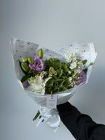 Букет из гортензии, пионовидной лилии, лизиантуса и ромашки