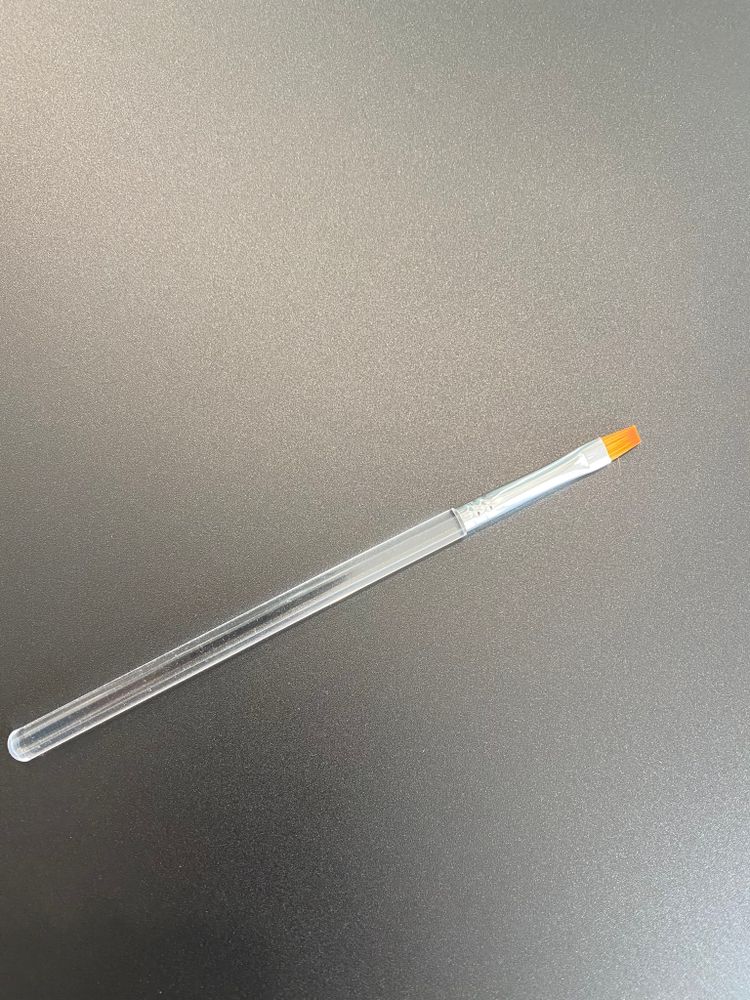 Кисть для окрашивания бровей синтетическая со скосом ,белая ручка, Levissime