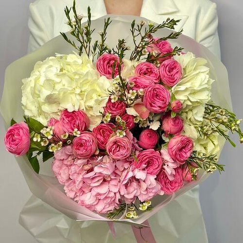 Авторский букет с кустовыми пионовидными розами, гортензиями и хамелациумом. Авторский букет 045 Chalet Green