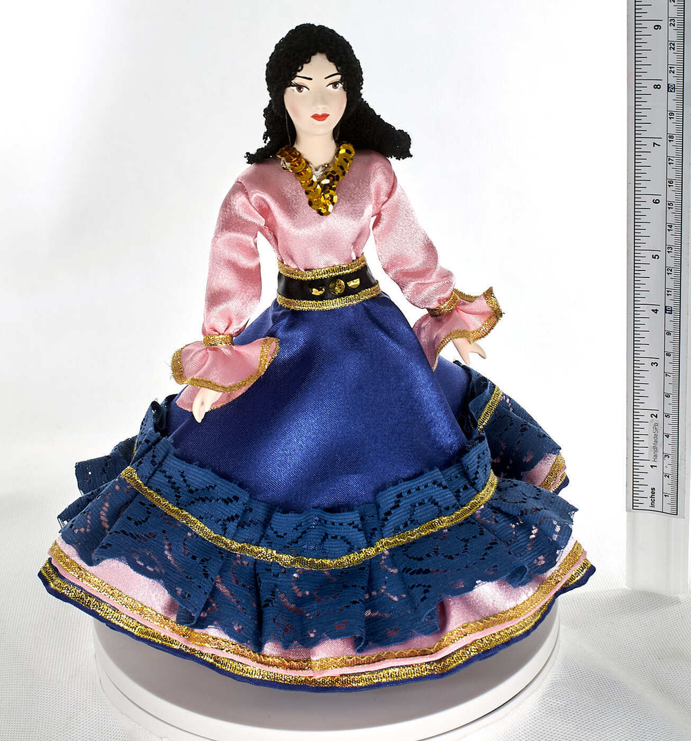 Фарфоровая кукла коллекционная Цыганка Кармен