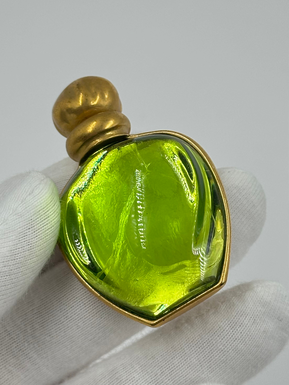 Брошь в виде флакона Christian Dior