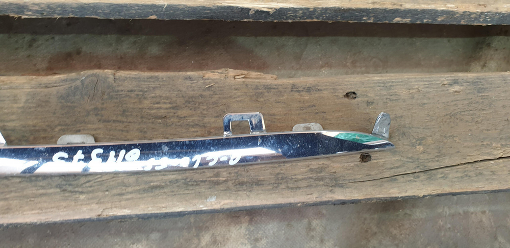 Молдинг решетки радиатора Mercedes C (W205) 14-18 Б/У Оригинал A2058880373