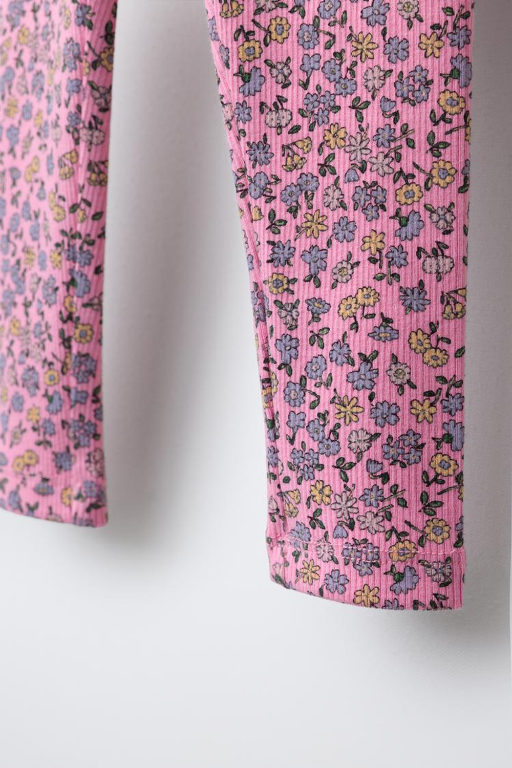 ZARA ЛЕГИНСЫ С ПРИНТОМ, ЦВЕТ РОЗОВОГО МЕЛА