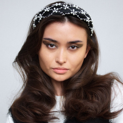 Объемный ободок с жемчужной сеткой из цветов