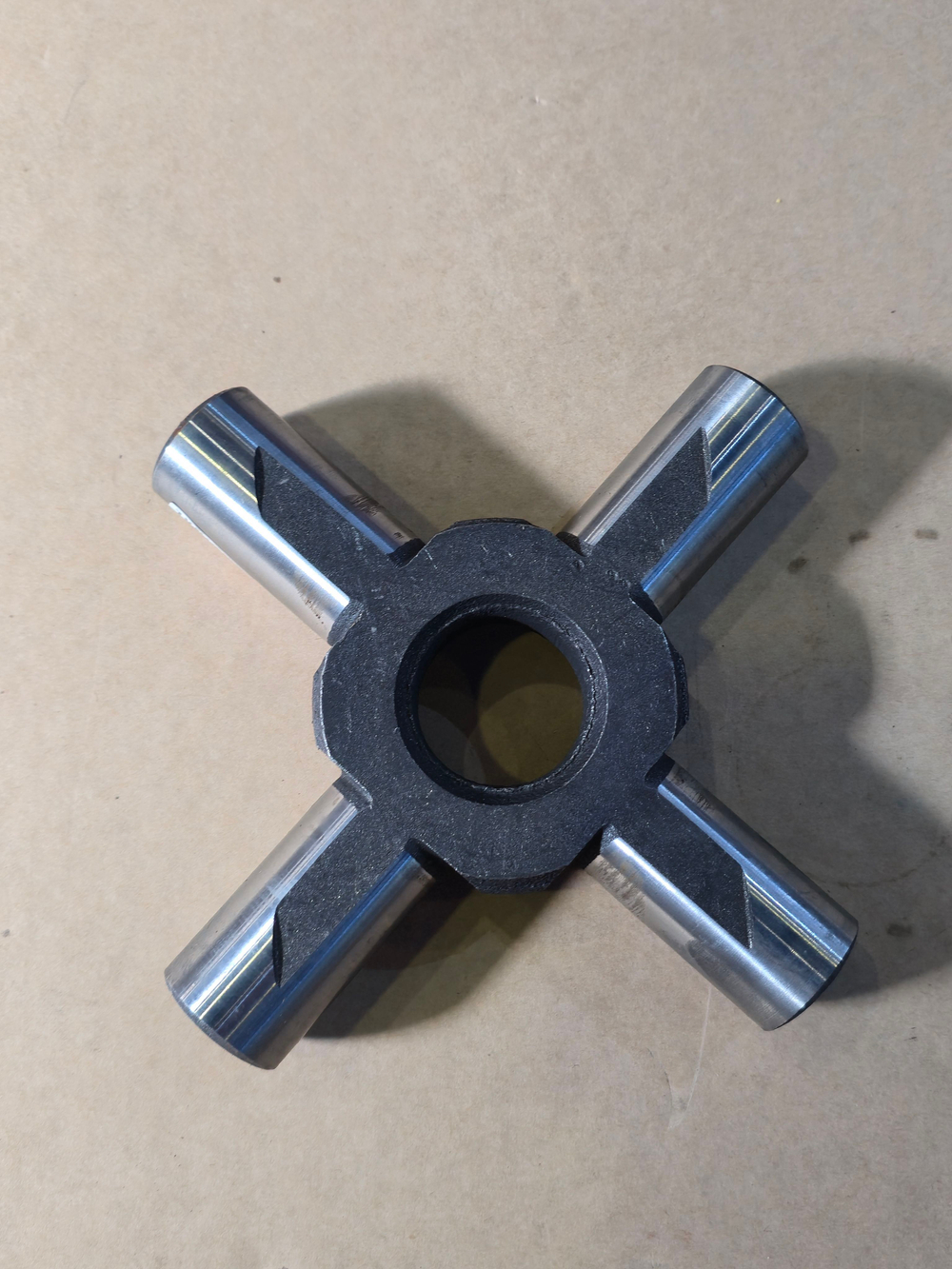 Крестовина межколесного дифференциала заднего и среднего моста