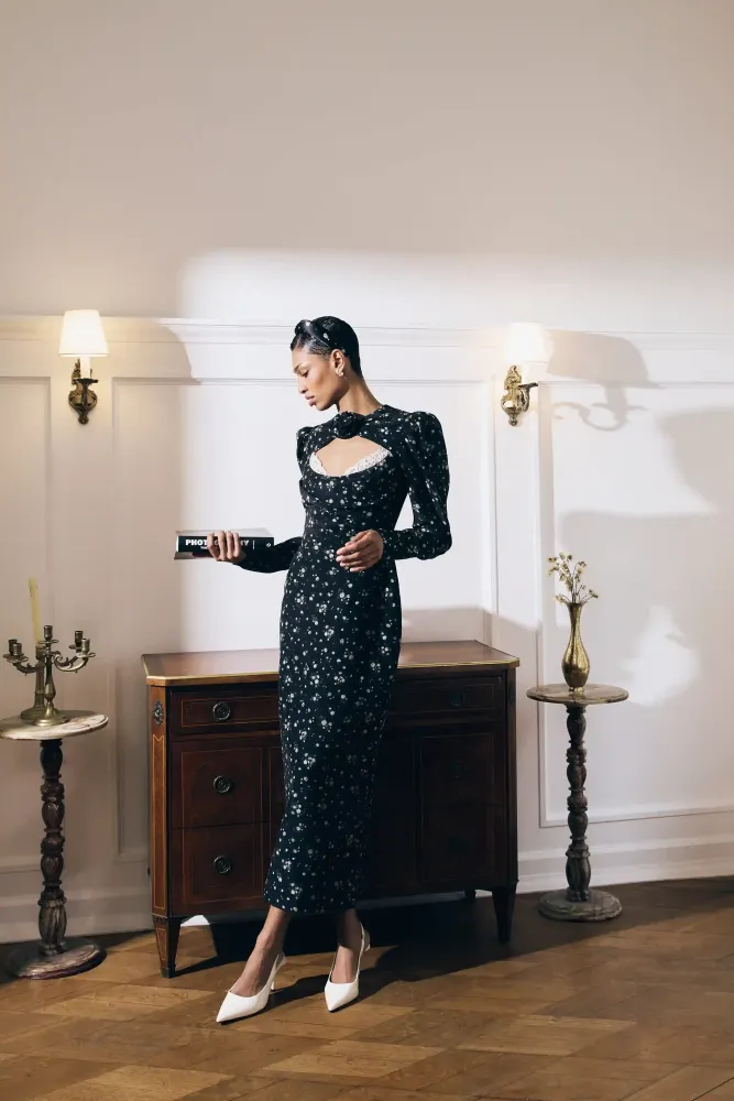 Macel midi, платье миди из темно-зеленого крепдешина с цветочным принтом, с розой