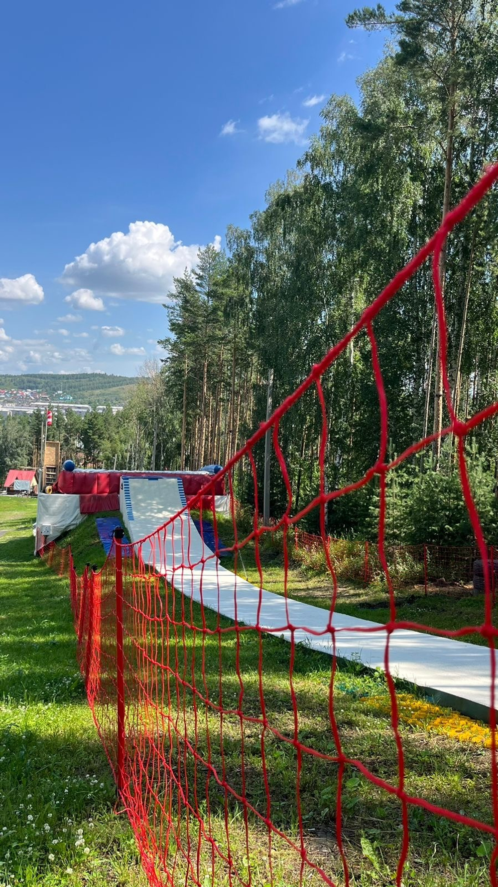Летнее катание на сноубордах и лыжах