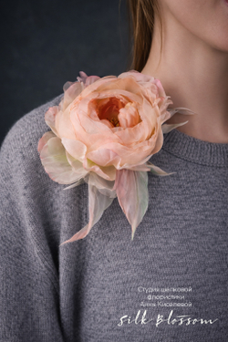 Брошь Английская Роза из шелка персиковая