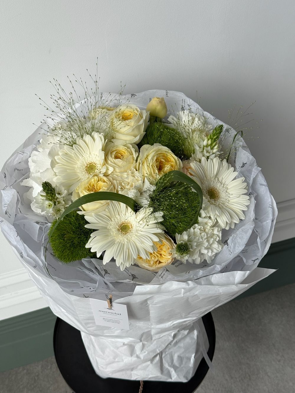 Букет из гортензии, гербер, кустовых пионовидных роз, паникума и диантусов