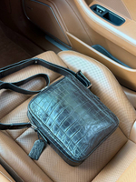 Сумка-мессенджер из кожи крокодила Zilli