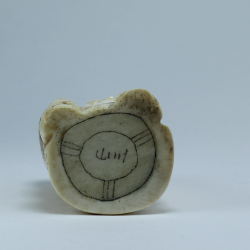 Нэцкэ Фукурокудзю с мешком волшебного риса на плече