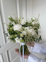 Свадебный букет из пионов, оксипеталума, ромашки, лизиантуса и эвкалипта