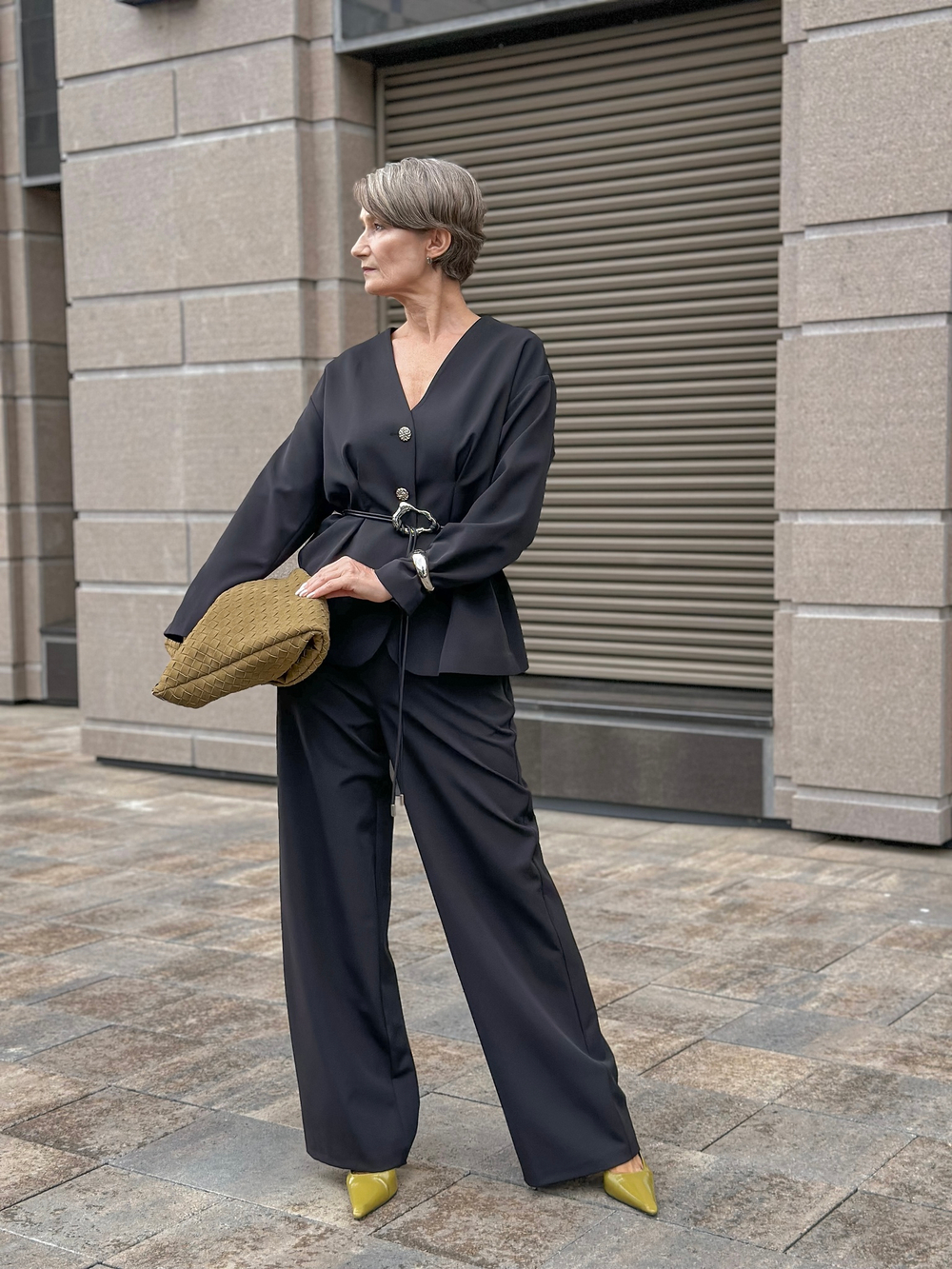 Костюм приталенного силуэта со спущенным рукавом