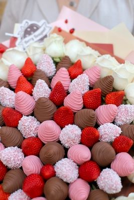Букет из клубники в шоколаде и роз