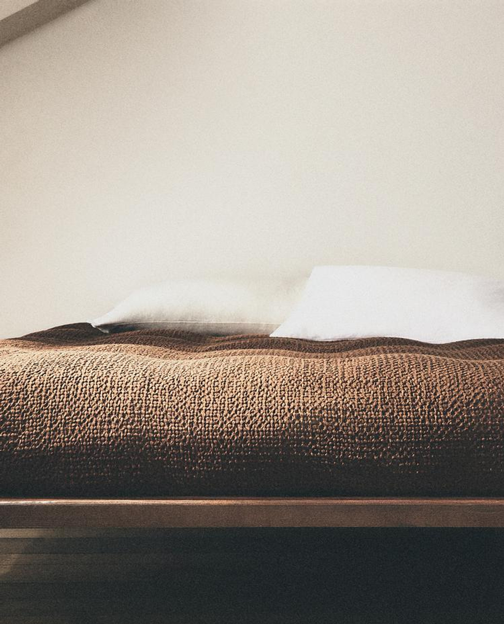 ZARA HOME ОДНОТОННЫЙ ПОДОДЕЯЛЬНИК (200 НИТЕЙ), КОРИЧНЕВЫЙ