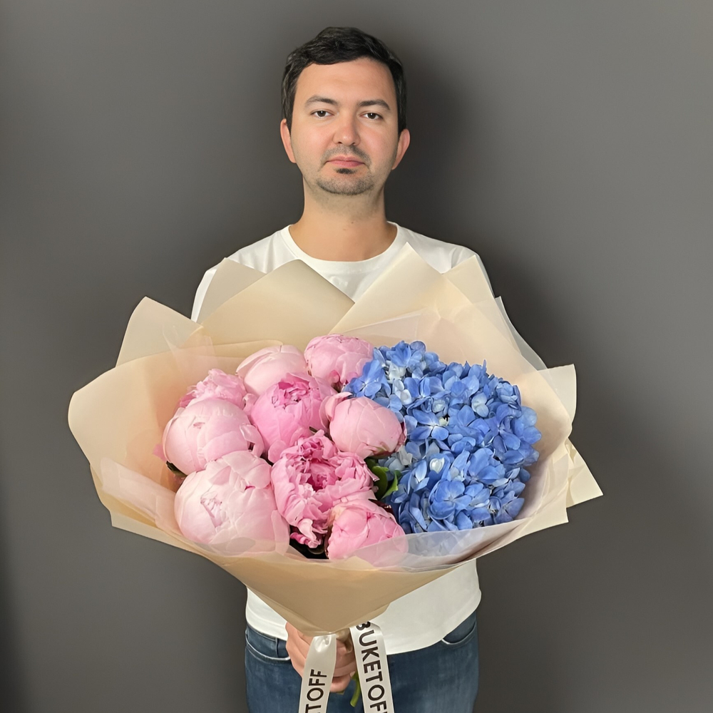 Букет из пионов с гортензией «Пионовое небо»