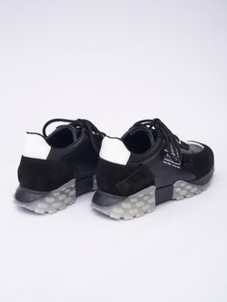 Кроссовки в черном цвете