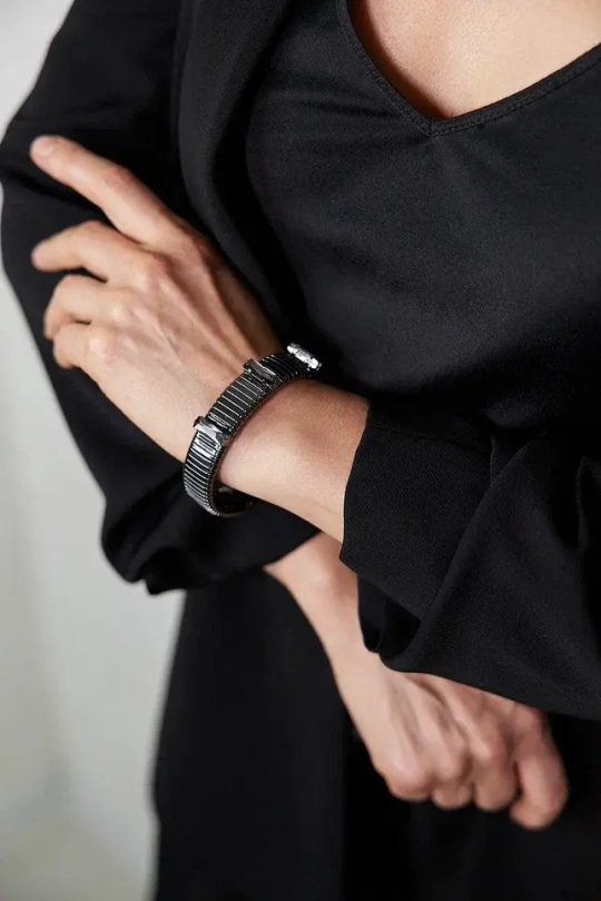 Браслет широкий плоский с графитовыми прямоугольными кристаллами, оттенок графит