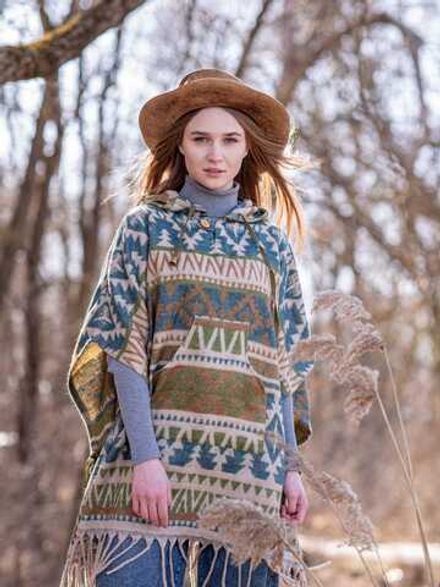 Пончо шерстяное с орнаментом