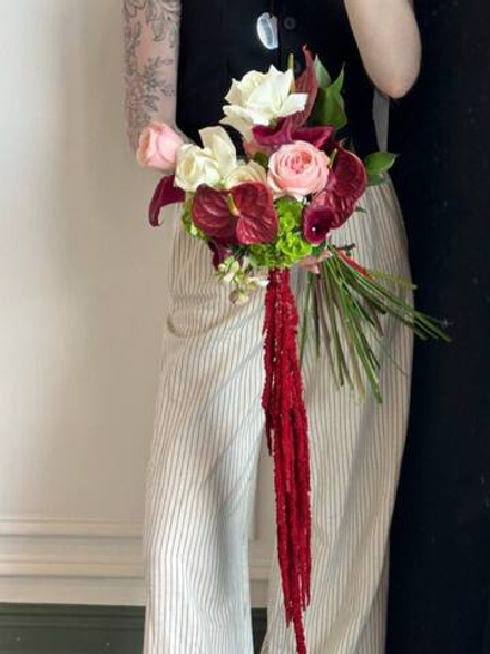 Свадебный букет из гортензии, одноголовых роз, калл, зелени, антуриума и амаранта