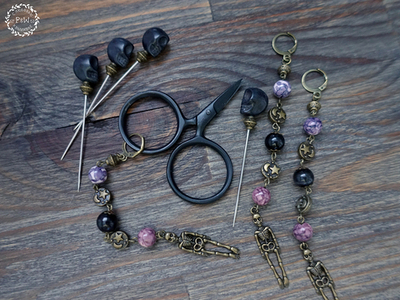 Крупный пин "Черный агатовый череп"