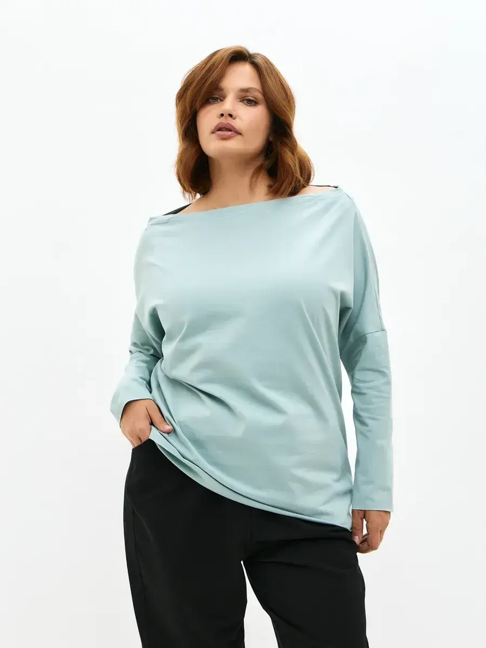 Лонгслив с широким вырезом лодочка