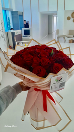 Букет из 57 Алых Роз