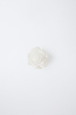 ZARA БОЛЬШАЯ ЗАКОЛКА ДЛЯ ВОЛОС «ЦВЕТОК», ЭКРЮ