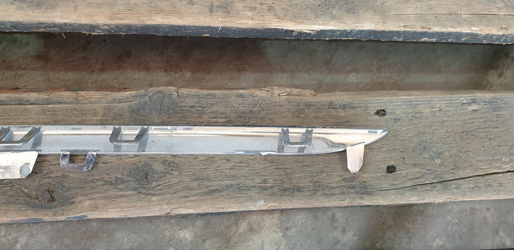 Молдинг решетки радиатора Mercedes C (W205) 14-18 Б/У Оригинал A2058880073