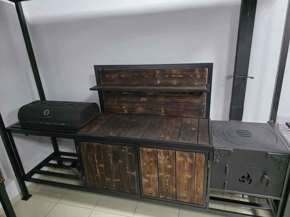 Мангальная зона с крышей 5 мм «Шашлычник с фартуком»  Казань Если вы подбираете мангальную зону с крышей в Казани, «Шашлычник с фартуком» — удобный вариант для дачи и частного дома. Здесь есть мангал из стали 5 мм с крышкой и термодатчиком, регулировка тяги через шиберы и зольник, а рядом — печь под казан 45×45, рассчитанная на казаны от 3 до 16 литров, с трубой и заслонкой. Рабочая поверхность между мангалом и печью помогает готовить без суеты, а два закрытых шкафчика решают вопрос хранения: шампура, казан, уголь и аксессуары всегда будут на месте и защищены от влаги. Если нужно, организуем доставку и установку, а также можем изготовить мангальную зону под заказ по вашим размерам и задачам.  Если вы сейчас выбираете мангальную зону в Казани и хотите посмотреть варианты вживую, приезжайте к нам в магазин — подберём несколько моделей под ваш бюджет и задачи, покажем комплектации и поможем выбрать оптимальный вариант