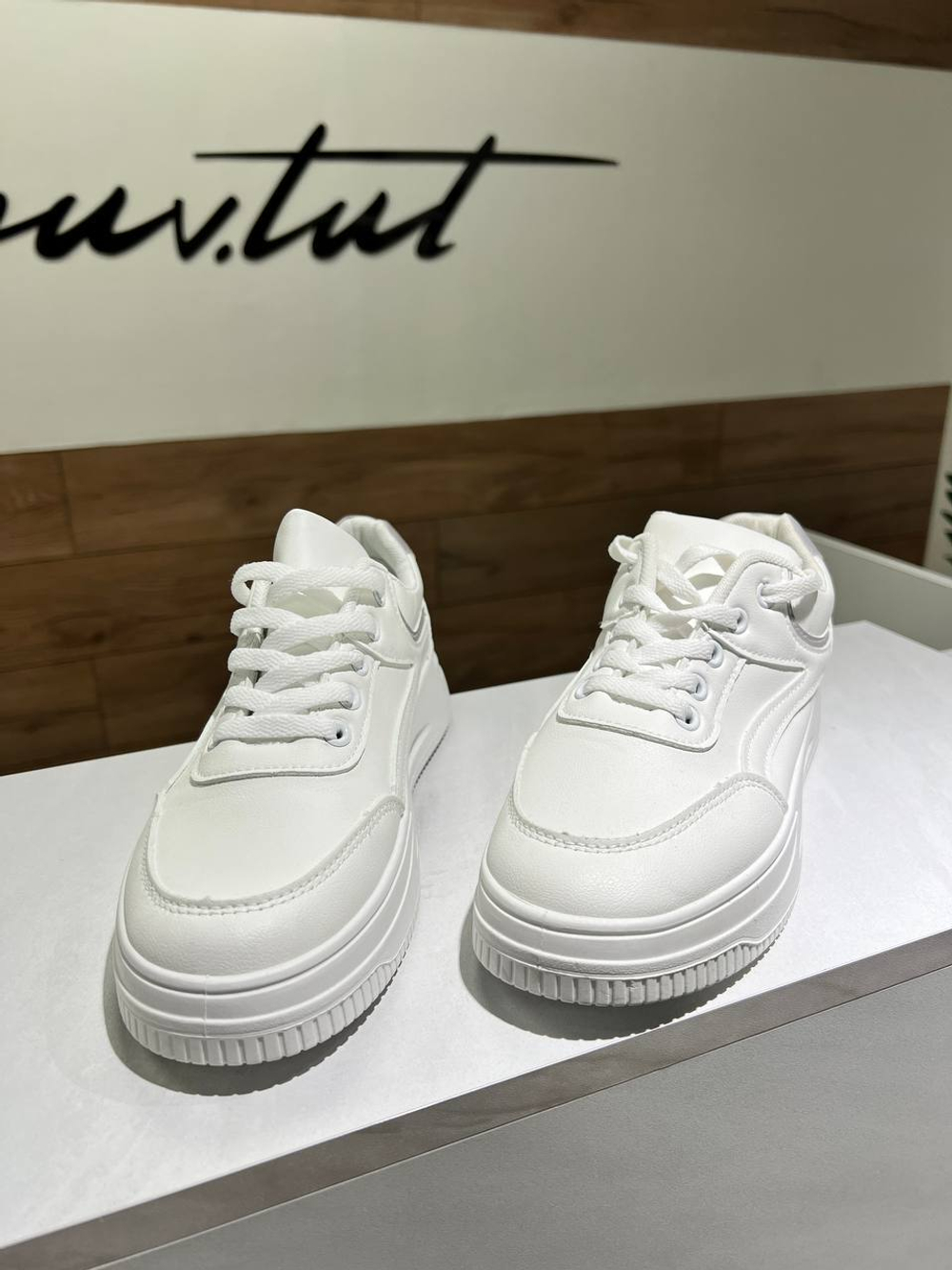 Кроссовки женские