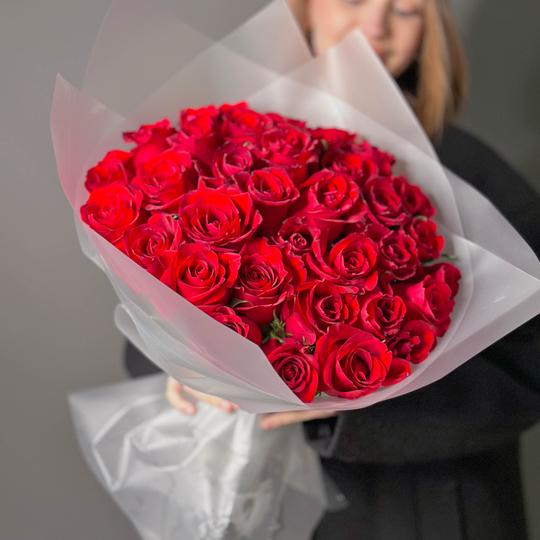 Букет 35 роз Кения 40 см в пленке красные
