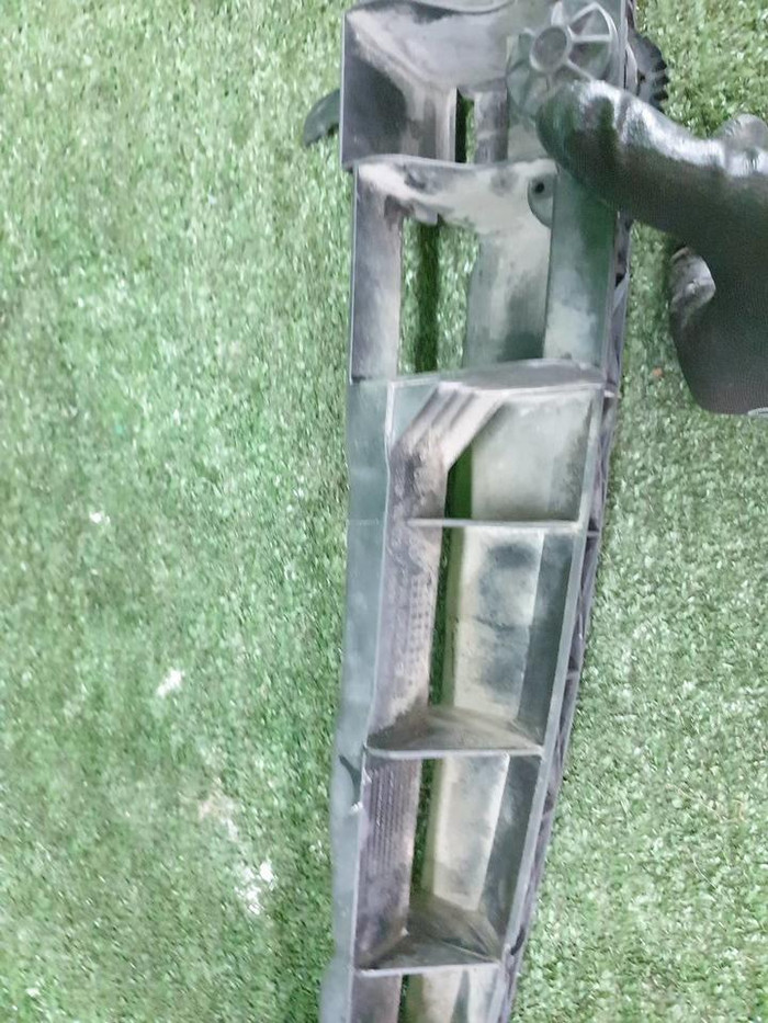 Кронштейн решетки радиатора Mercedes E W212 (2009-2016)