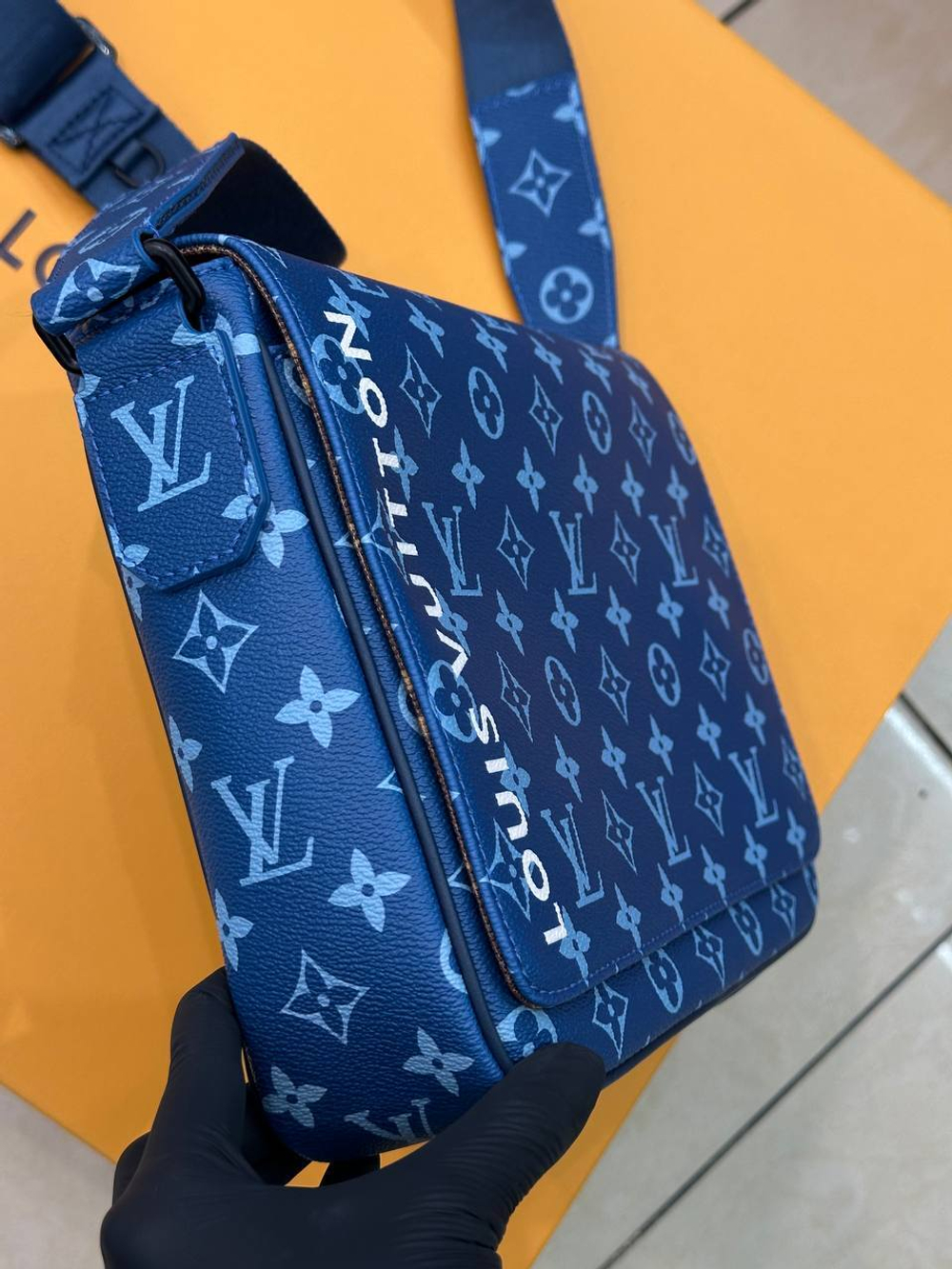 Сумка-мессенджер Louis Vuitton