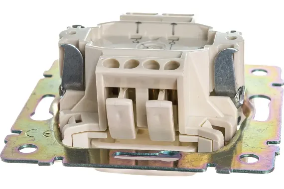 Выключатель Legrand Valena 1-клавишный проходной белый 05246