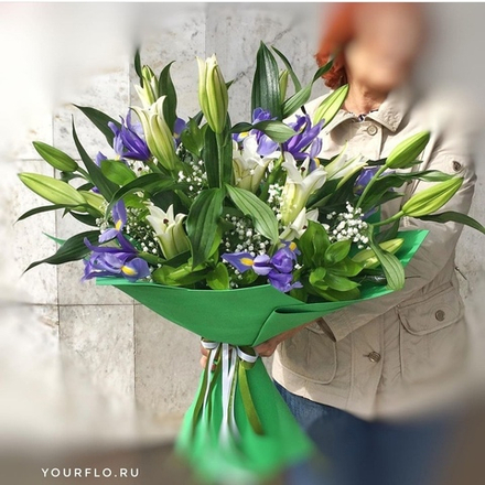 Букет с белыми лилиями и ирисами