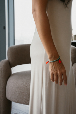 браслет из изумрудов с луной и бриллиантом