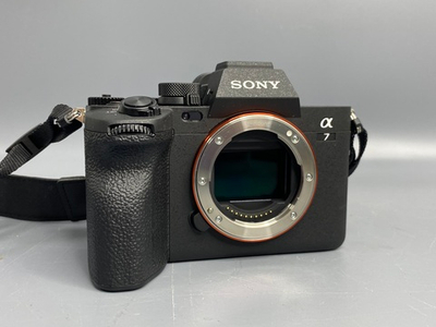 Новая Sony A7 Mark IV Body 10 кадров