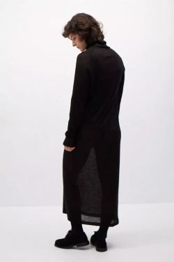 Платье из трикотажа со стойкой черного цвета с поясом