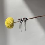 Пусеты Орхидея с цепочками с вишневым янтарем