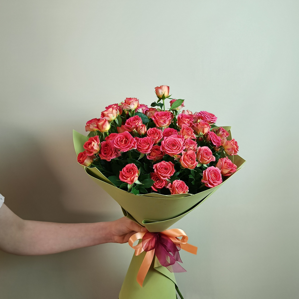 Букет из Коралловых кустовых роз 9 шт. в зелёном фоамиране